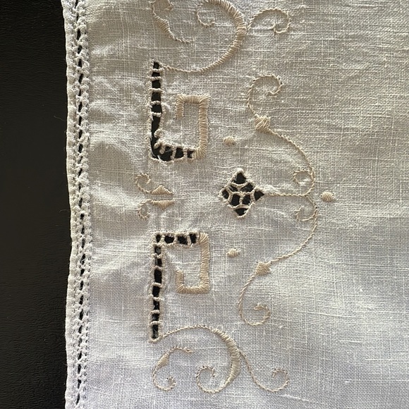 Beautiful Vtg table top doily cut out & lace.Handmade. Freshly washed/ironed - Picture 2 of 7